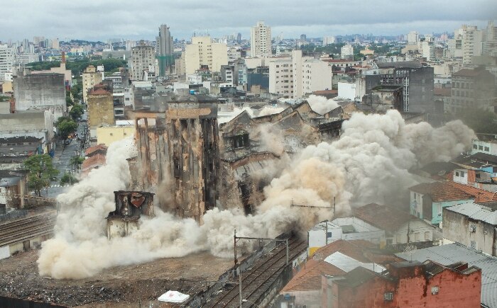 Implosão do edifício da Favela do Moinho