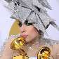 Lady Gaga posa com seus prêmios de melhor música dance e melhor álbum eletrônico Lady Gaga posa com seus prêmios de melhor música dance e melhor álbum eletrônico