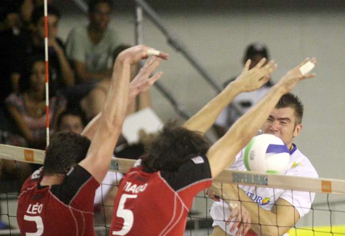 Tiago e Leo, do Sesi, bloqueiam ataque do Vôlei Futuro em partida pela Superliga de vôlei