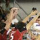 Tiago e Leo, do Sesi, bloqueiam ataque do Vôlei Futuro em partida pela Superliga de vôlei