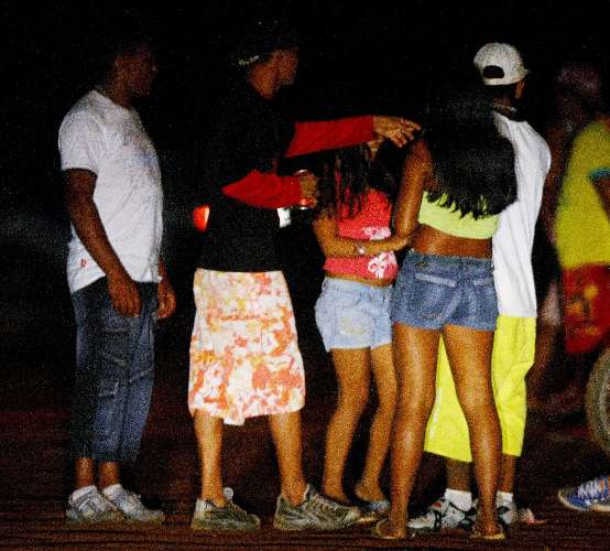 Somentes os faróis dos carros iluminam o assédio de adultos a garotas