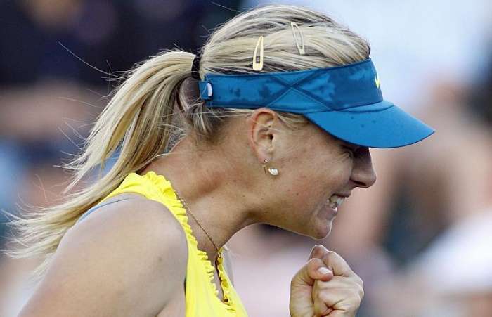Maria Sharapova comemora vitória em Indian Wells sobre Vera Dushevina por 2 sets a 1