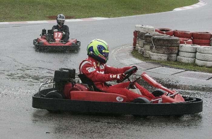 Piloto da Ferrari ensinou jornalistas 