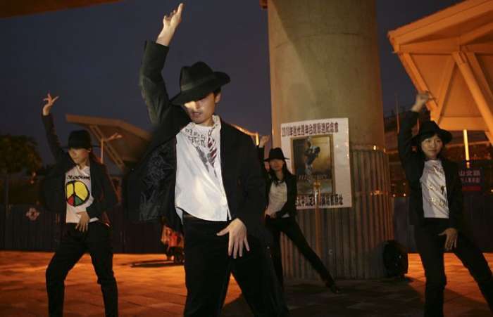 Em Taipei, Taiwan, fãs apresentam danças das músicas de Michael Jackson