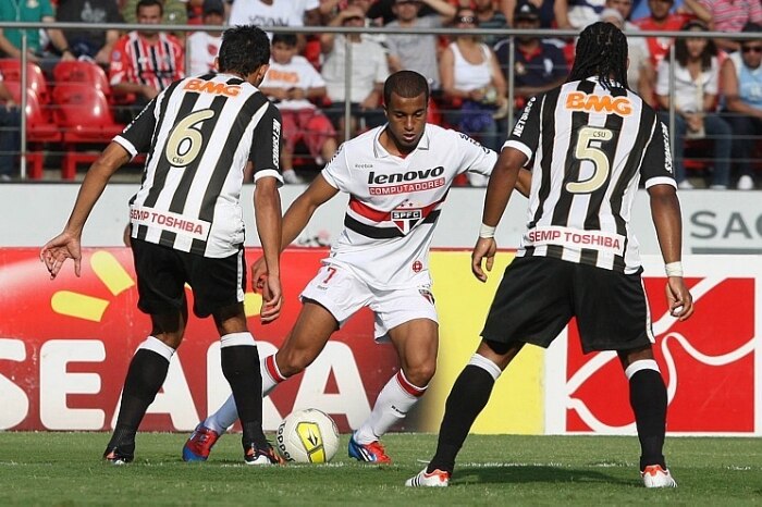 Mesmo com um a menos, São Paulo vence Santos por 3 a 2