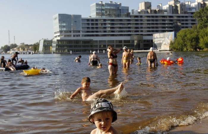 Russos bêbados morrem afogados tentando escapar do calor; ontem, 49 morreram, entre eles 2 crianças