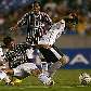 Conca, do Fluminense, dá um carrinho para tentar tirar a bola de Herrera, do Botafogo, no Maracanã