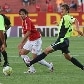 Ricardo Goulart, do Internacional, passa a bola entre a marcação do Porto Alegre na vitória por 1x0 