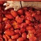 A Tomatina é uma batalha em que as pessoas jogam tomates umas nas outras nas ruas de Buñol