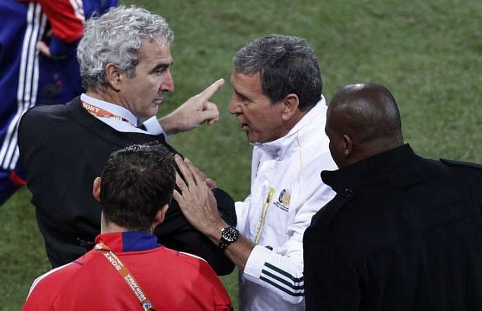 Carlos Alberto Parreira, técnico da África do Sul, discute com o técnico francês Domenech