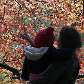 Mãe e filho observam as folhas caindo no começo do outono em Westonbirt, Inglaterra Mãe e filho observam as folhas caindo no começo do outono em Westonbirt, Inglaterra