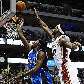 LeBron James, do Cleveland Cavaliers, tenta impedir a cesta de Josh Howard, do Dallas Mavericks LeBron James, do Cleveland Cavaliers, tenta impedir a cesta de Josh Howard, do Dallas Mavericks