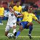 Donovan, dos EUA, disputa bola com Gilberto Silva, do Brasil, em jogo na África do Sul