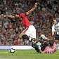 Berbatov disputa bola com Sánchez em Manchester United 2 x 0 Valencia Berbatov disputa bola com Sánchez em Manchester United 2 x 0 Valencia