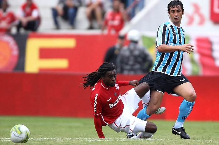 Tinga, do Inter, derruba Douglas na vitória do Grêmio no primeiro jogo da final do Gauchão