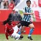 Tinga, do Inter, derruba Douglas na vitória do Grêmio no primeiro jogo da final do Gauchão