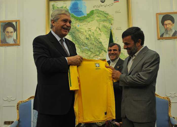 Ministro do Desenvolvimento e Comércio Exterior dá uma camisa da Seleção ao Presidente iraniano