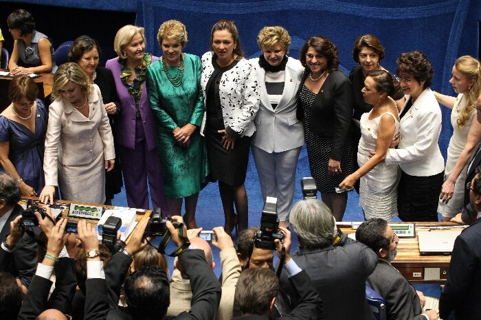 Bancada feminina posa para foto,no plenario do Senado durante a eleicao do novo presidente do Senado