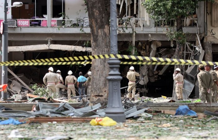 Os destroços foram lançados a uma distância de cerca de 100 metros