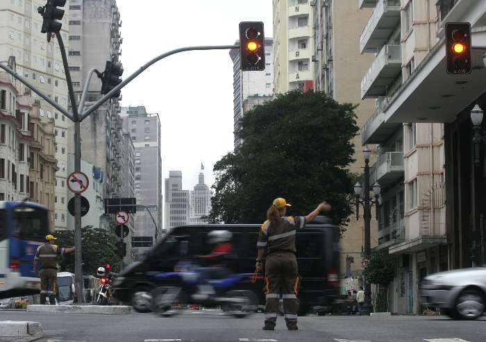 Furto de equipamento apaga cinco semáforos no centro de SP