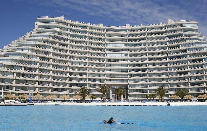São dez prédios (em formato de pirâmide) com, ao todo, cerca de 1.000 apartamentos