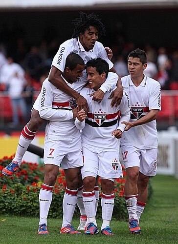 São Paulo derrota o Coritiba por 3 a 1 na despedida de Milton Cruz