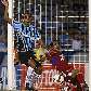 Rafael Marques, do Grêmio, reclama gol em lance com Gonzalez, da U. de Chile Rafael Marques, do Grêmio, reclama gol em lance com Gonzalez, da U. de Chile