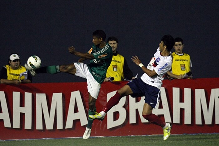 Palmeiras recebe Bahia, pressiona, mas acaba derrotado por 2 a 0.