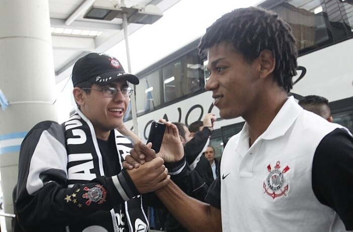 Confira imagens do embarque e desembarque do Corinthians após a primeira partida contra o Boca