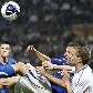 Giorgio Chiellini, da Itália, disputa bola aérea com jogador da Estônia