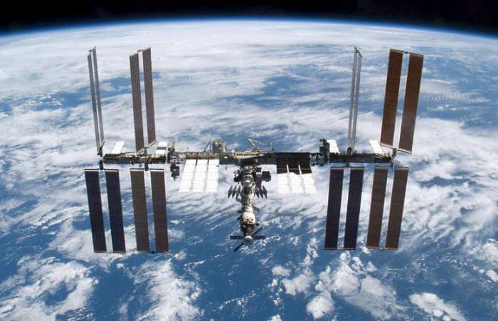 Estação Espacial Internacional desvia-se de pedaço de lixo em órbita