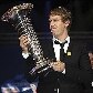O alemão Sebastian Vettel admira o troféu de campeão mundial de Fórmula 1 em 2010, recebido da FIA
