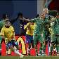 Daniel Alves comemora e sul-africanos lamentam gol da seleção brasileira