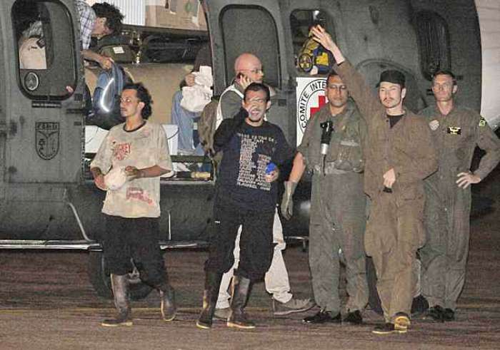 Ex-reféns das Farc desembarcam de helicóptero brasileiro em Villavicencio