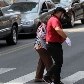Mímicos ajudam na travessia de pedestre em SP