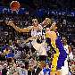 Walton, dos Lakers, comete falta em Westbrook, do Thunder Walton, dos Lakers, comete falta em Westbrook, do Thunder