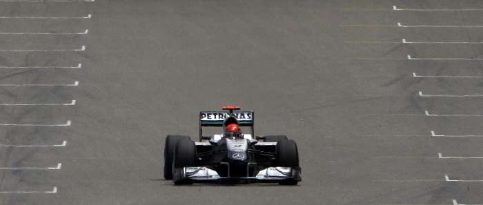 Michael Schumacher acelera seu Mercedes na reta principal do circuito de Xangai em treino livre