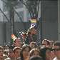 Menina observa participantes da Parada Gay