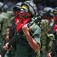 Soldados desfilam em Caracas com a bandeira venezuelana pintada no rosto