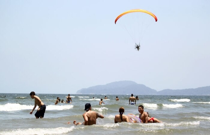 Sábado de sol leva banhistas às praias de Santos