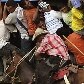 Espectadores de tourada se esquivam do animal em Since, na Colômbia Espectadores de tourada se esquivam do animal em Since, na Colômbia