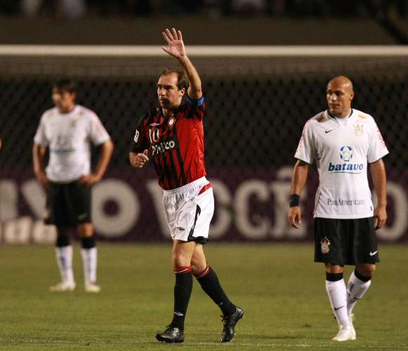 Paulo Baier comemora gol do Atlético-PR nos 3 a 1 sobre o Corinthians