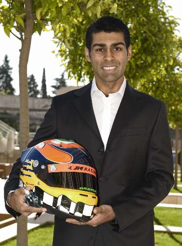 O indiano Karun Chandhok, segundo piloto da agora HRT (ex-Campos) posa com o capacete