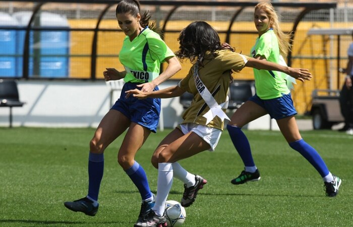 Elas cumpriram todo o ritual de uma partida de futebol e jogaram durante 20 minutos