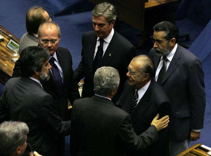 Renan e Valdir Raupp, entre outros, também cumprimentaram Sarney no fim do plenário