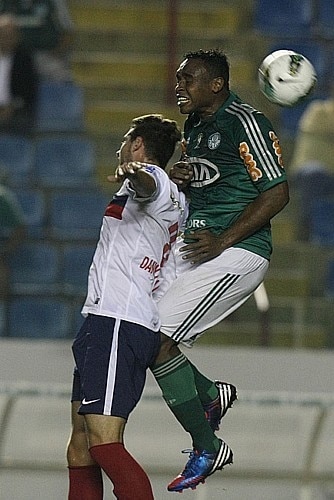 Palmeiras recebe Bahia, pressiona, mas acaba derrotado por 2 a 0.
