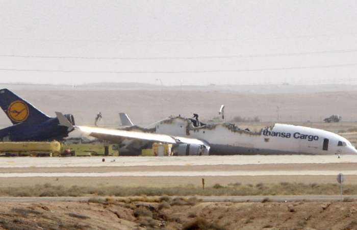Avião de carga da Lufthansa cai em aeroporto da Arábia Saudita; piloto e co-piloto ficam feridos