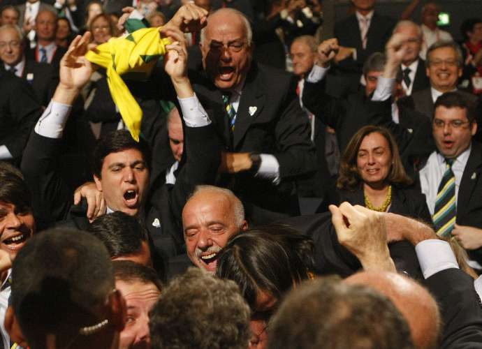 Membros da delegação brasileira comemoram a escolha do Rio para 2016