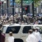 Pessoas se aglomeram em Washington após edifícios serem evacuados devido ao terremoto Pessoas se aglomeram em Washington após edifícios serem evacuados devido ao terremoto