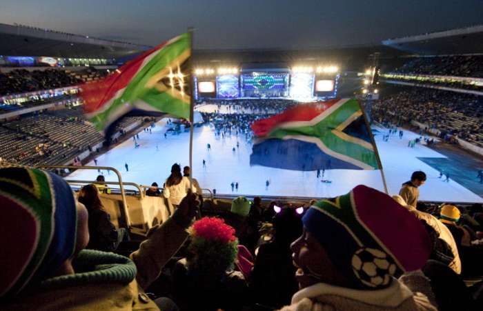 Sul-africanos aguardam o início das solenidades no Orlando  Stadium, em Soweto